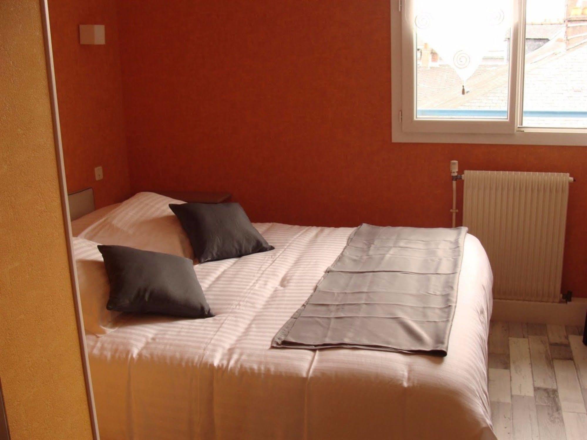 Hotel Le Flaubert Fougères Esterno foto