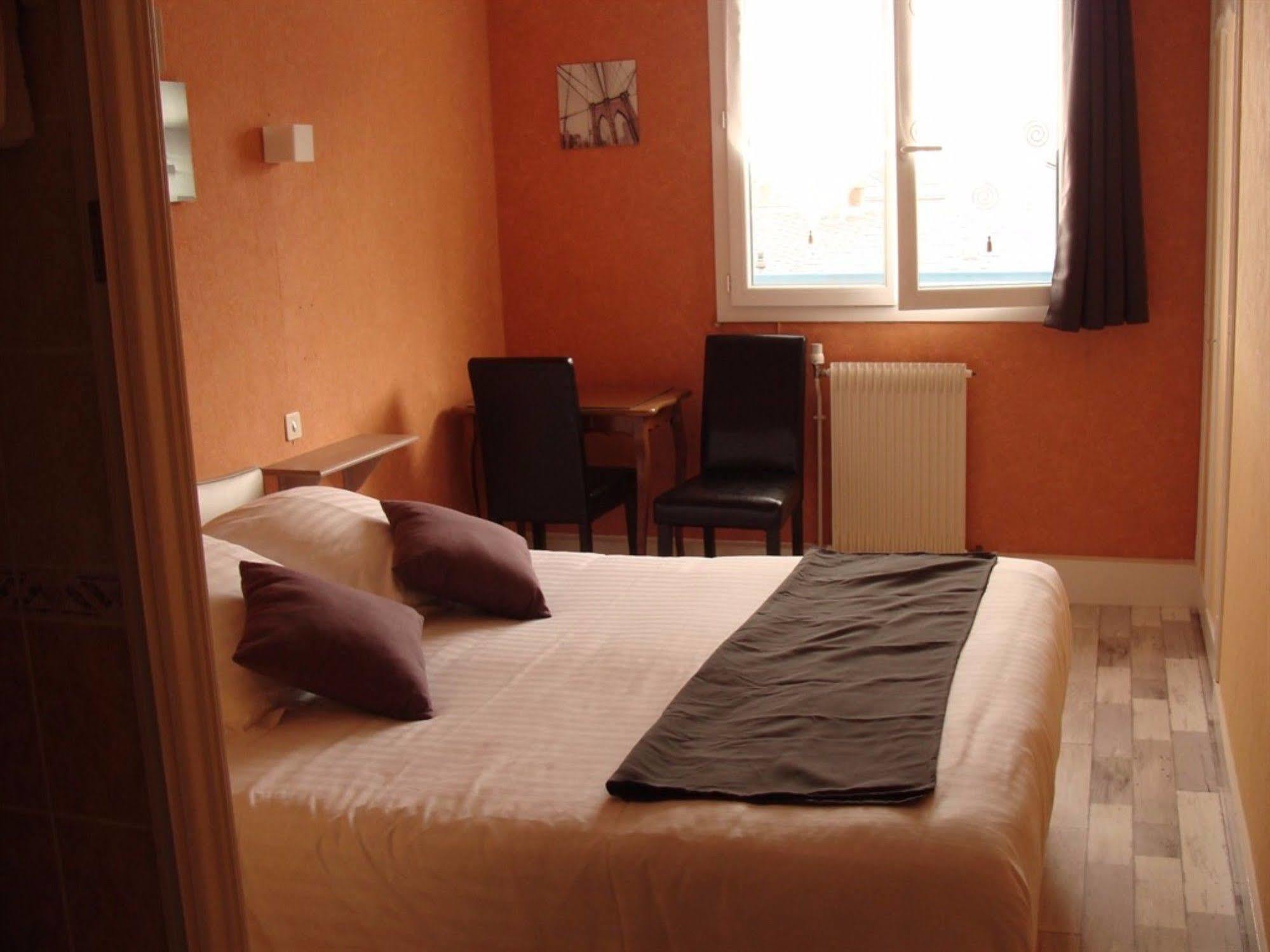 Hotel Le Flaubert Fougères Esterno foto
