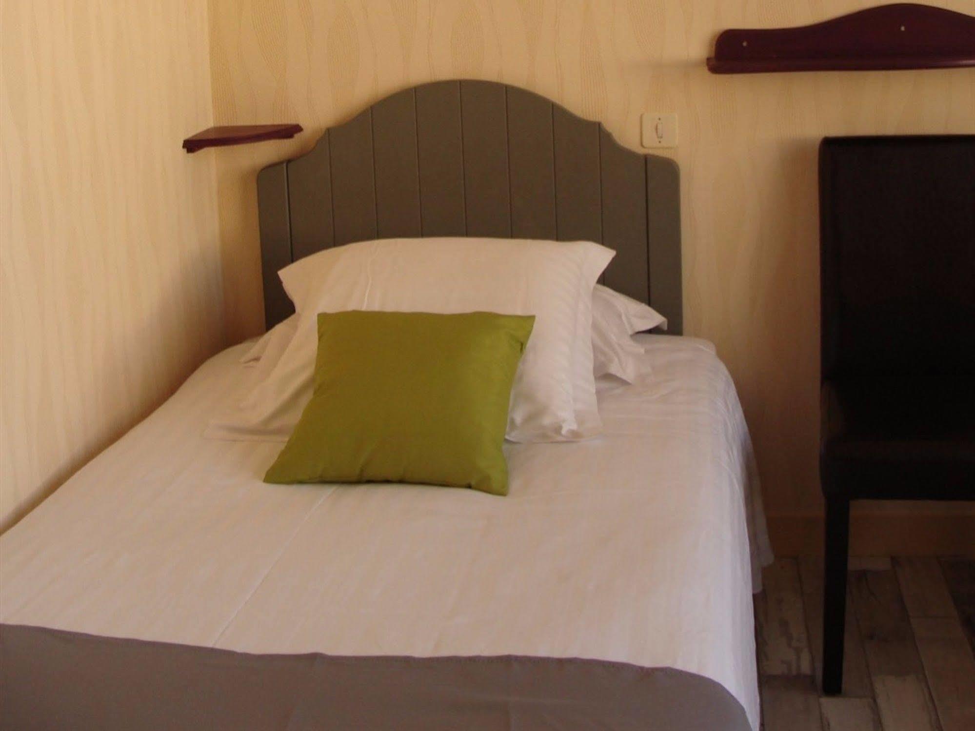 Hotel Le Flaubert Fougères Esterno foto