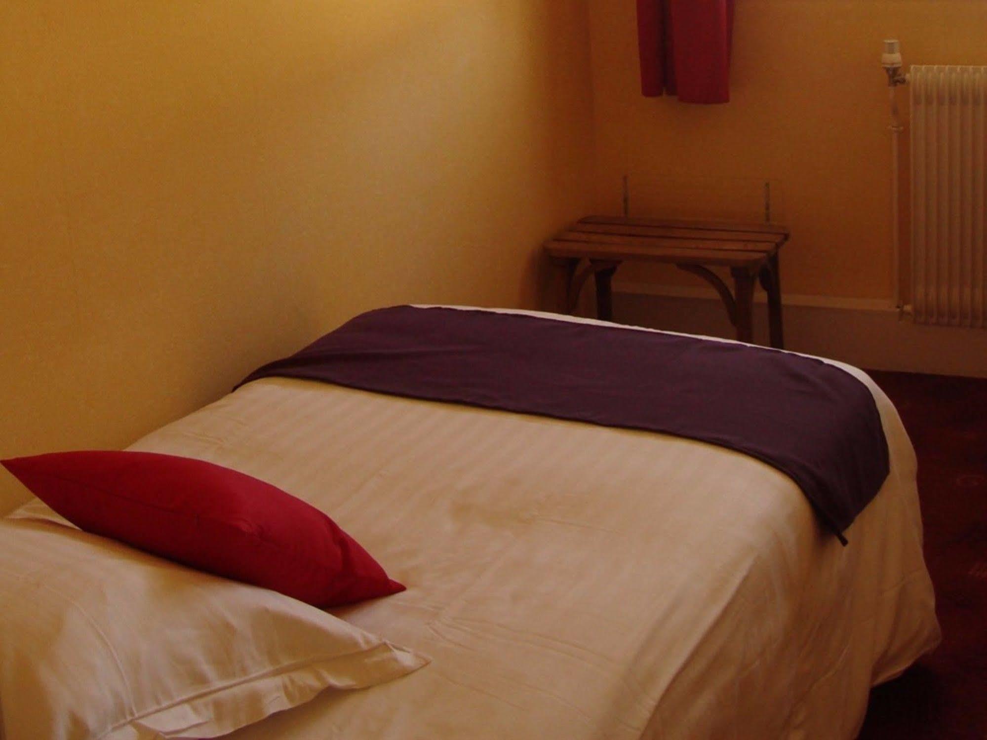 Hotel Le Flaubert Fougères Esterno foto