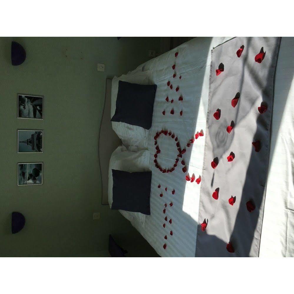 Hotel Le Flaubert Fougères Esterno foto